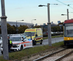 Bus przewożący osoby na lotnisko zjechał z jezdni i z ogromną siłą uderzył w słup trakcji tramwajowej