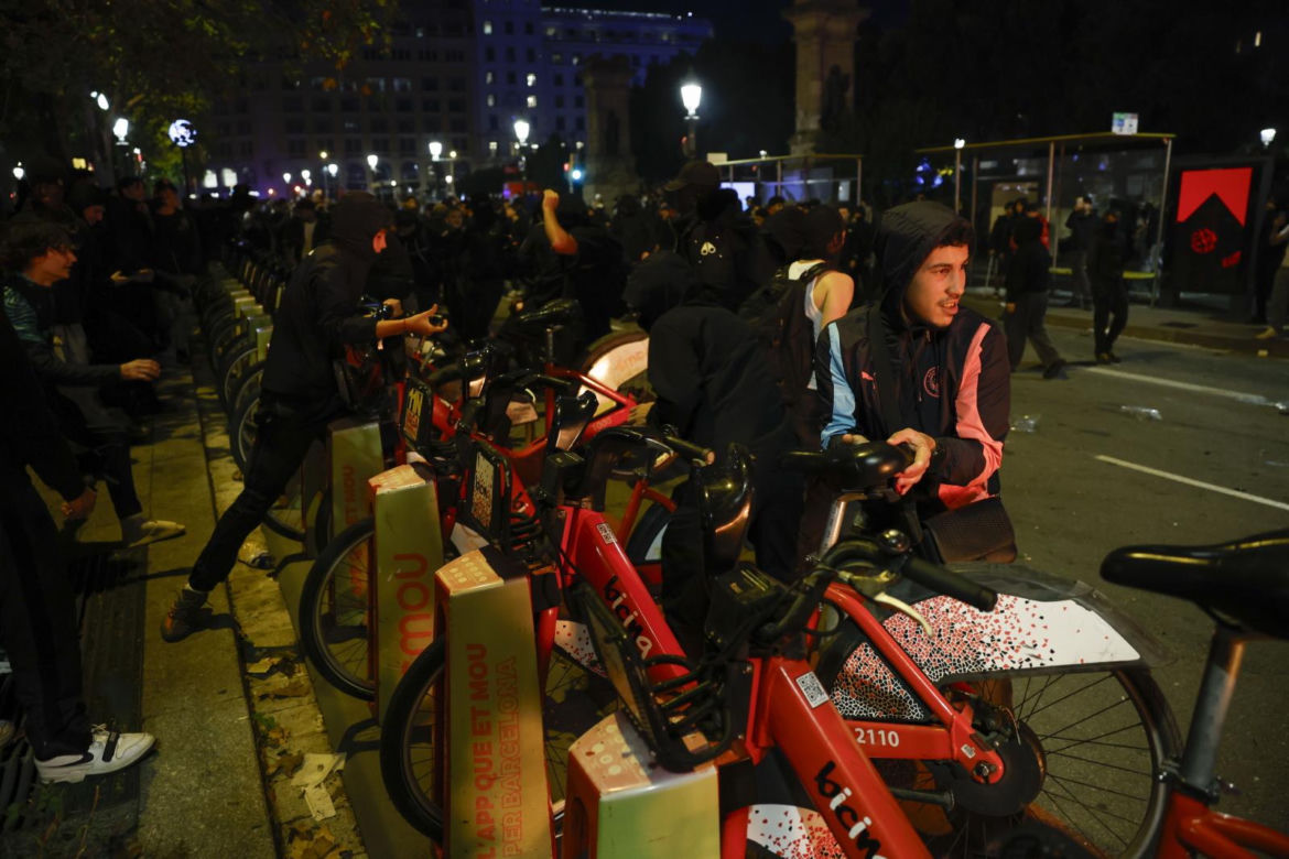 Zamieszki w centrum Barcelony. Demonstranci plądrowali sklepy i starli się z policją