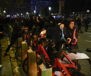 Zamieszki w centrum Barcelony. Demonstranci plądrowali sklepy i starli się z policją