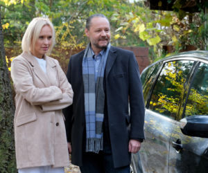 M jak miłość, odcinek 1920. Dorota (Iwona Rejzner), kurator Franka (Krzysztof Janczar)