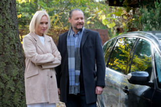 M jak miłość, odcinek 1920. Dorota (Iwona Rejzner), kurator Franka (Krzysztof Janczar)