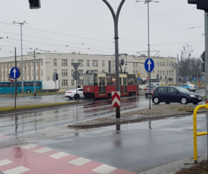 Kolizja samochodu osobowego z tramwajem na ul. Uniwersyteckiej w Toruniu