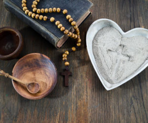 Kogo obowiązuje post w Środę Popielcową? Zasady, wiek i wyjątki wyjaśnione