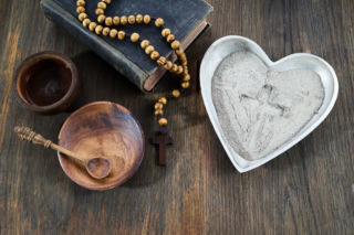 Kogo obowiązuje post w Środę Popielcową? Zasady, wiek i wyjątki wyjaśnione