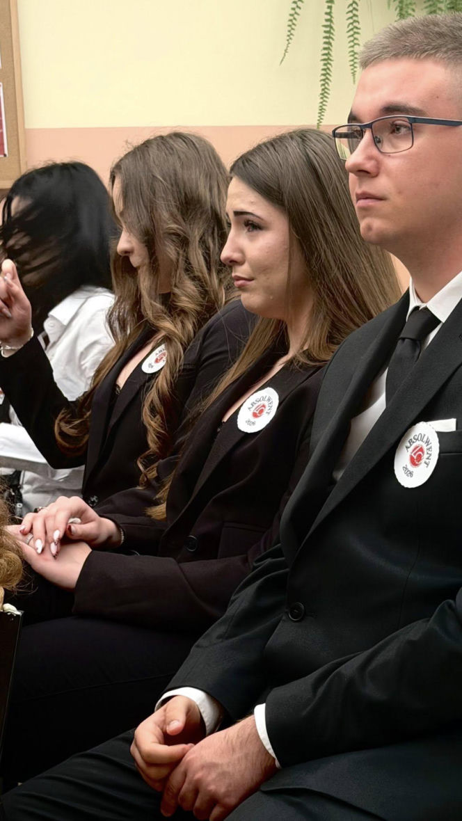 Dzień pełen emocji i wzruszeń. Maturzyści Baczyńskiego w Starachowicach żegnają szkołę