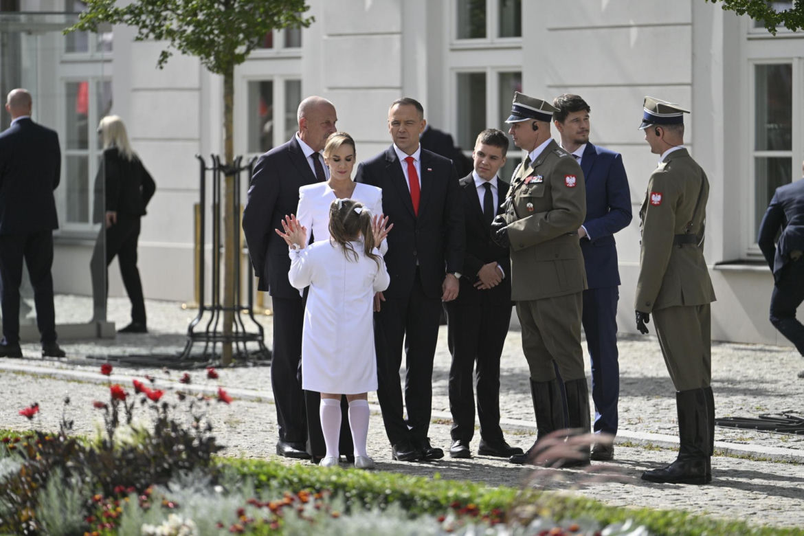 Przejście do Pałacu Prezydenckiego. Pierwsza dama się przebrała 