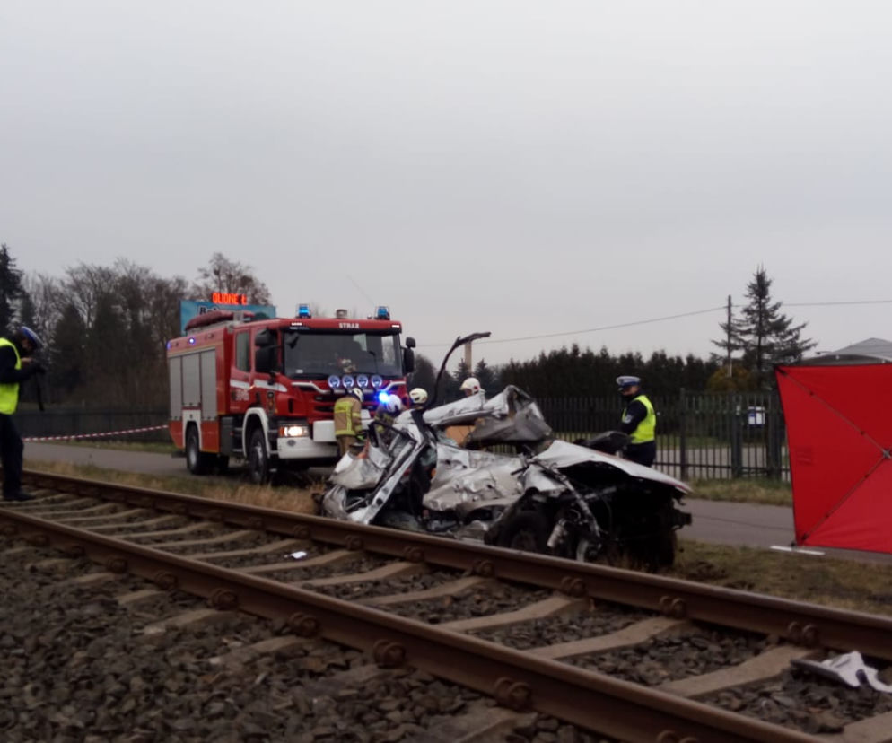 Koszmarny wypadek na przejeździe kolejowym w Papowie Toruńskim