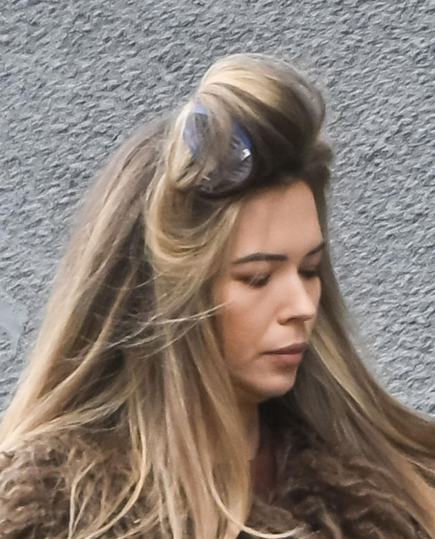 Sandra Kubicka w wałku na głowie