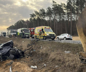 Zderzenie osobówki ze śmieciarką na DK10. Kierowca był zakleszczony we wraku!