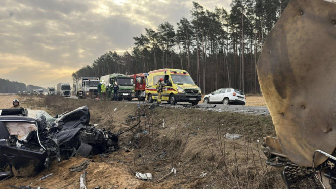 Zderzenie osobówki ze śmieciarką na DK10. Kierowca był zakleszczony we wraku!
