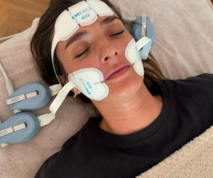 Małgorzata Socha pieści twarz prądem i światłem