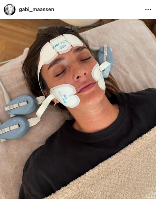 Małgorzata Socha pieści twarz prądem i światłem