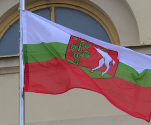 Lublin: Flaga miasta opuszczona do połowy masztu. W południe wybrzmiała „Cisza”