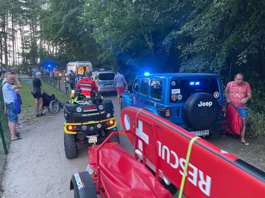 Paralotniarz spadł na plażowiczkę. Groźny wypadek w Chłopach