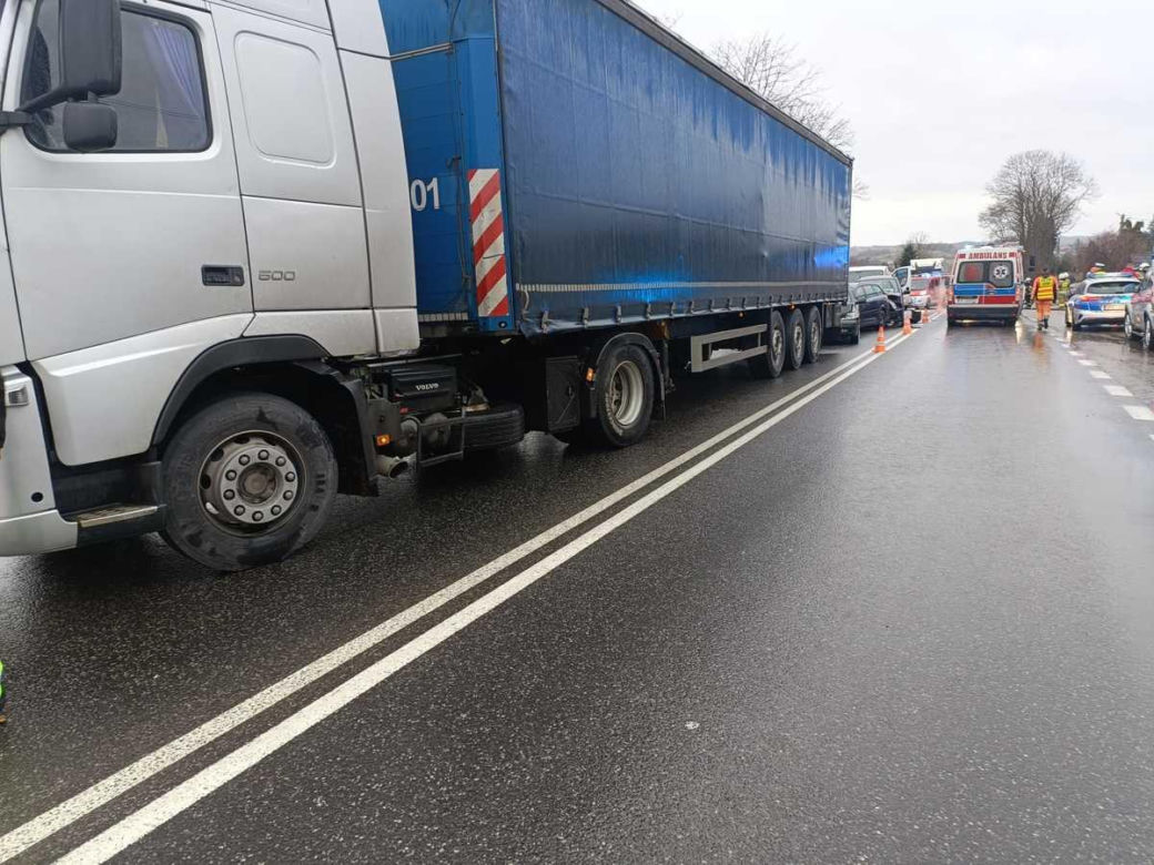 Karambol w Sławęcinie. Zderzenie pięciu pojazdów, w tym ciężarówki