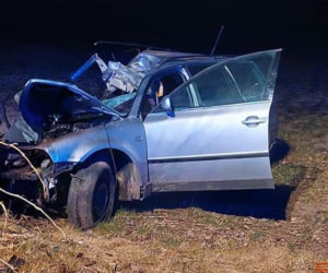 Mercedes uderzył w drzewo, aż wypadł silnik. Tragedia na drodze pod Lubinem
