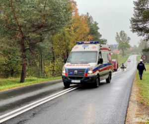 Groźny wypadek w Więcborku! Samochód wypadł z drogi i zatrzymał się na drzewie!
