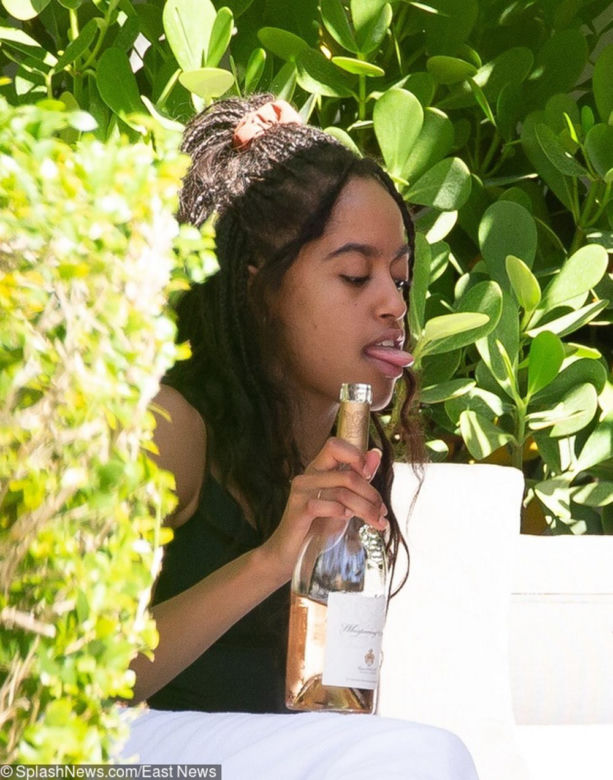 Malia Obama pije szampana z koleżankami
