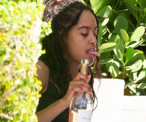 Malia Obama pije szampana z koleżankami