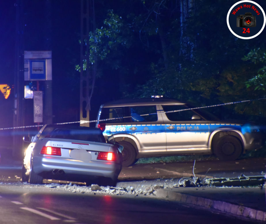 Drogowy horror w Kobyłce. Rozwalili kabriolet na słupie. Dwie osoby nie żyją