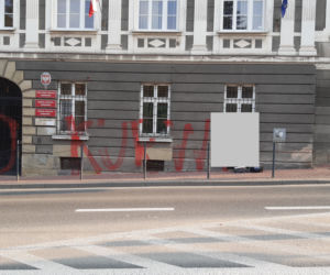 Budynek urzędu miasta w Tarnowie oszpecony!