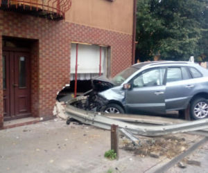 Sieraków: Z wielkim impetem uderzył w budynek! Ledwo stał na nogach