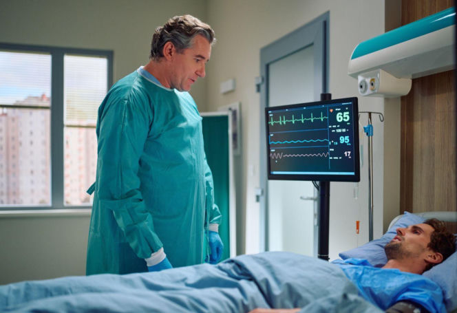 "Na Wspólnej", odcinek 4182: Hoffer i Nalepa odkrywają, że Antek został zakażony gronkowcem. Jego siostra grozi placówce pozwem