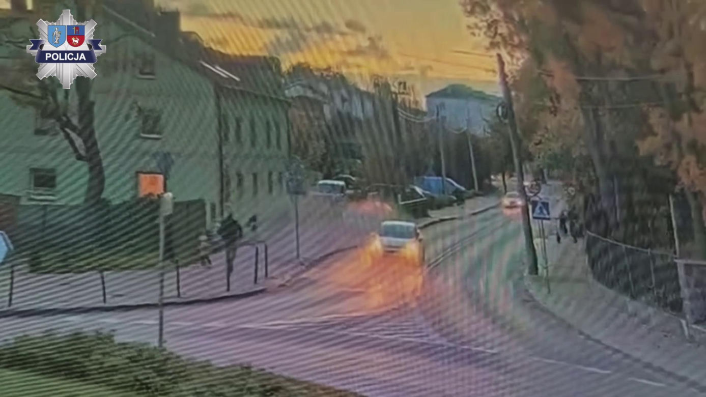 Wjechał na chodnik, minął dziecko i runął z wiaduktu. Nagranie mrozi krew w żyłach!
