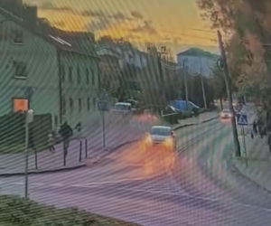 Wjechał na chodnik, minął dziecko i runął z wiaduktu. Nagranie mrozi krew w żyłach!