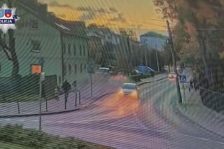 Wjechał na chodnik, minął dziecko i runął z wiaduktu. Nagranie mrozi krew w żyłach!