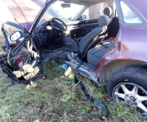 Samochód wypadł z drogi i dachował. Groźny wypadek pod Wrocławiem