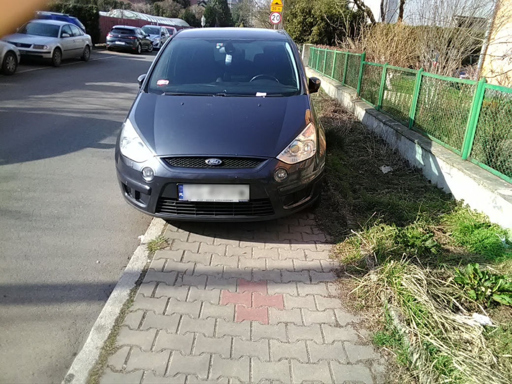 Parkują na przejściach dla pieszych, skrzyżowaniach i... przystankach autobusowych. A Straż Miejska jest bezlitosna [GALERIA]