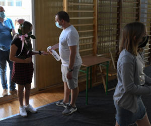 Zakończenie roku szkolnego w czasach pandemii koronawirusa w SP 26 w Toruniu