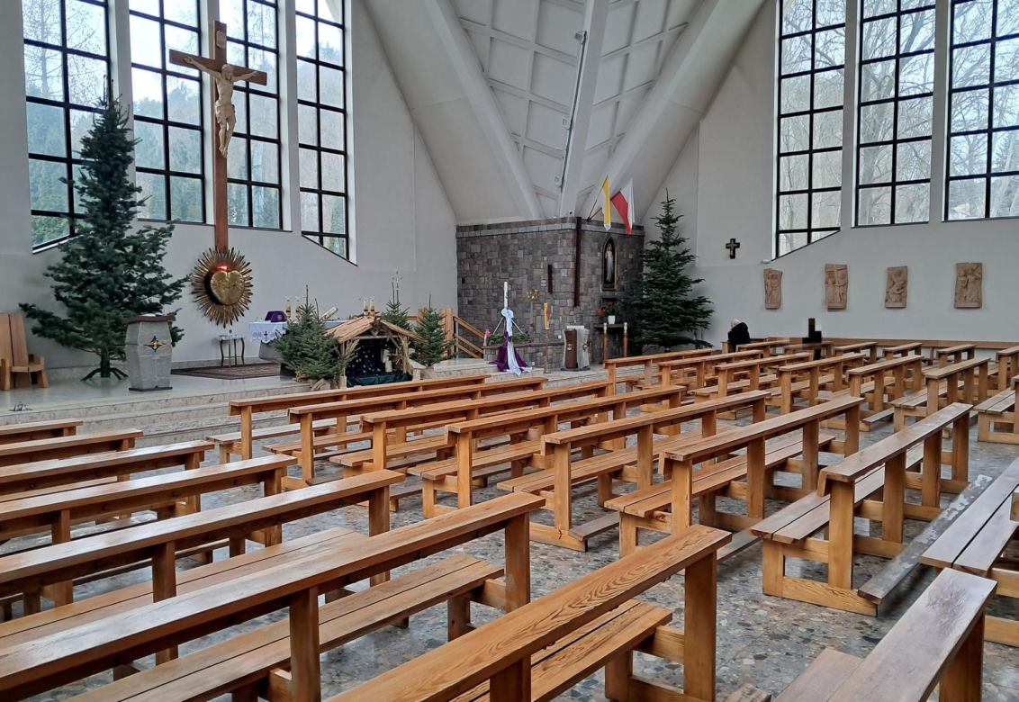 Lech Wałęsa zupełnie sam w pustym kościele. Pojechał się pomodlić tuż przed świętami