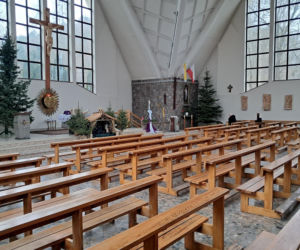 Lech Wałęsa zupełnie sam w pustym kościele. Pojechał się pomodlić tuż przed świętami