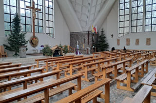 Lech Wałęsa zupełnie sam w pustym kościele. Pojechał się pomodlić tuż przed świętami