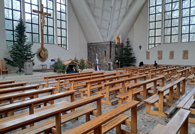 Lech Wałęsa zupełnie sam w pustym kościele. Pojechał się pomodlić tuż przed świętami