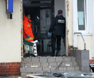 WYSADZILI bankomat i zgubili łup! Tysiące złotych na ulicy! Zrobili to pod nosem policji! [ZDJĘCIA]