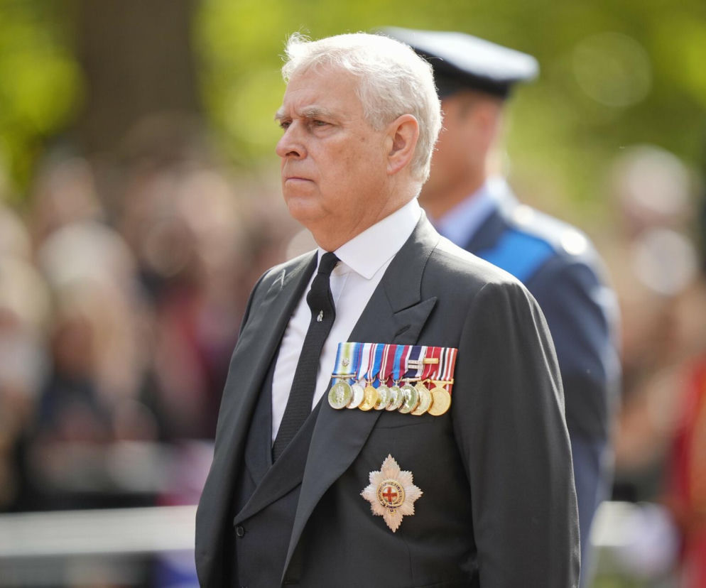 Poważny Andrzej Mountbatten-Windsor w garniturze z orderami. O planach jego królewskiego pogrzebu przeczytasz na SE.