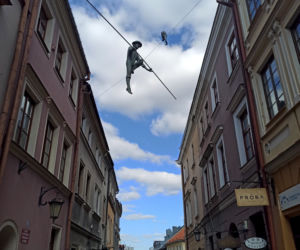 Sztukmistrz z Lublina już na swoim miejscy. Małpka też. Rzeźbę balansującą na linie nad Starym Miastem pod koniec stycznia obalił śnieg