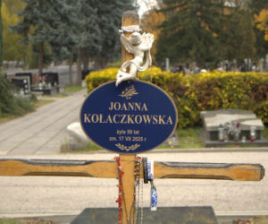 Joanna Kołaczkowska i Stanisław Tym spoczywają niemal obok siebie. Wyjątkowa alejka na Powązkach