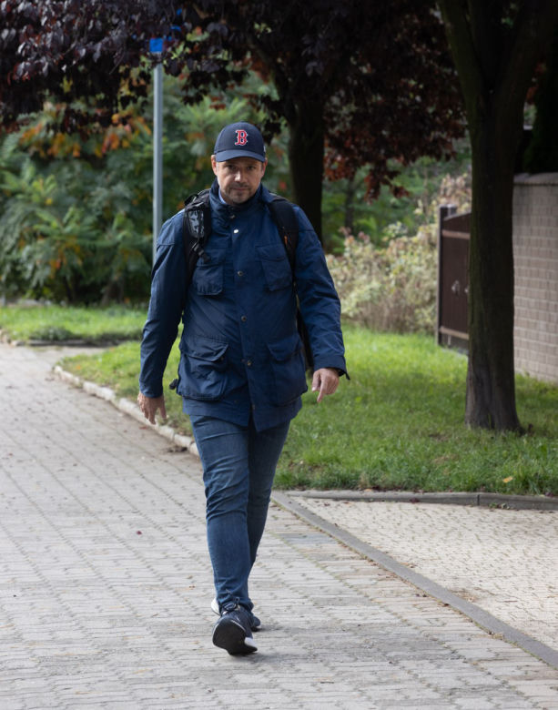 Trzaskowski pięknie wtopił sie w zwykły codzienny tłum. Czapeczka z daszkiem, jeansy, trampeczki, kurtka i plecak. Jak turysta. 