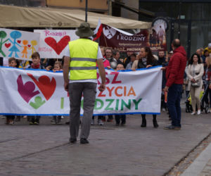 Marsz dla Życia i Rodziny 2021. Radosny tłum przeszedł ulicami Bydgoszczy