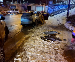 Pług śnieżny wylądował na boku, po tym jak huknął w BMW