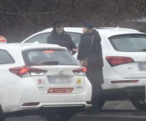 Antek Królikowski z mamą załatwia formalności pogrzebowe