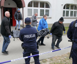 Przerażająca relacja sąsiadów, W mieszkaniu w Wołominie znaleziono ciała dwóch osób, ranny 19-latek w szpitalu