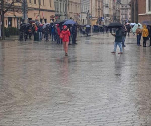 Ruszyła akcja Zaszczep się w majówkę. Ogromne kolejki do punktów [ZDJĘCIA]