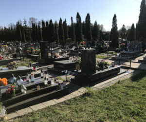 Ten cmentarz na Śląsku jest otwarty. Mieszkańcy odwiedzają groby bliskich
