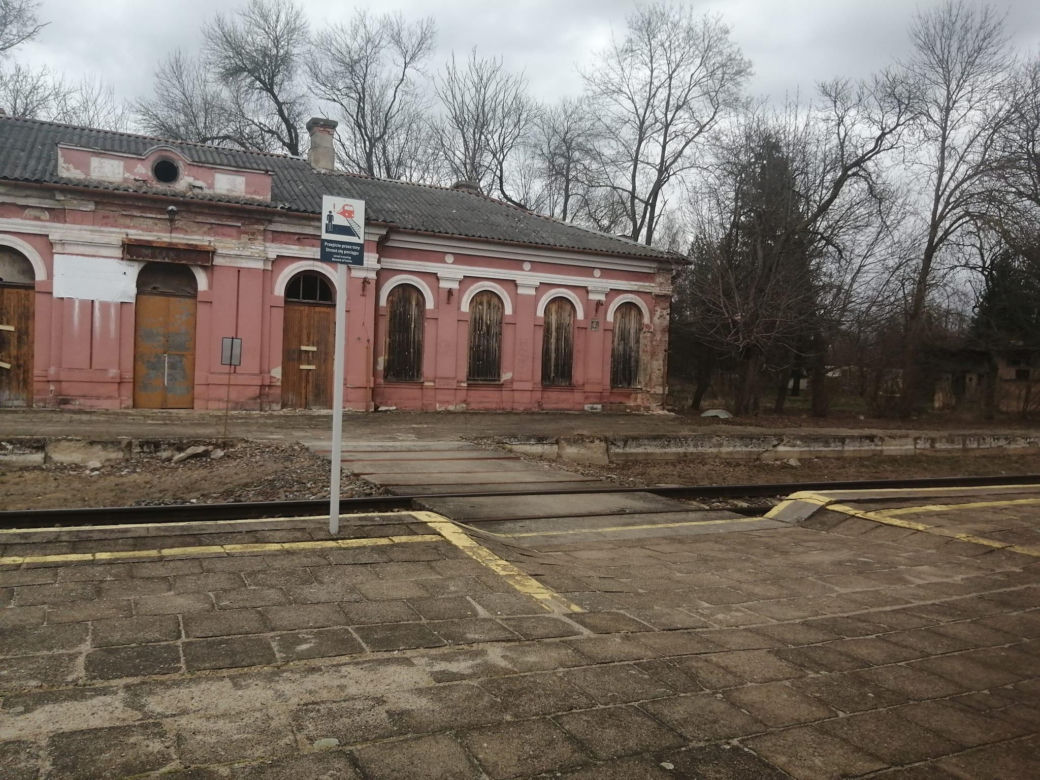 Niszczejący budynek dworca kolejowego w Mordach