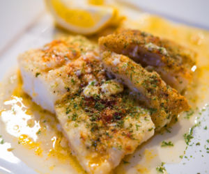 Ten trik sprawia, że dorsz nigdy nie wychodzi suchy. Obiad w niecałe 20 minut